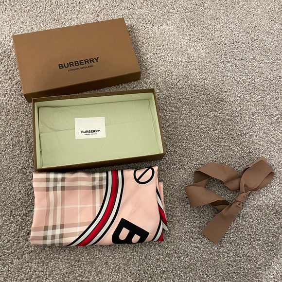 Burberry pink silk scarf new in box - Picture 4 of 4